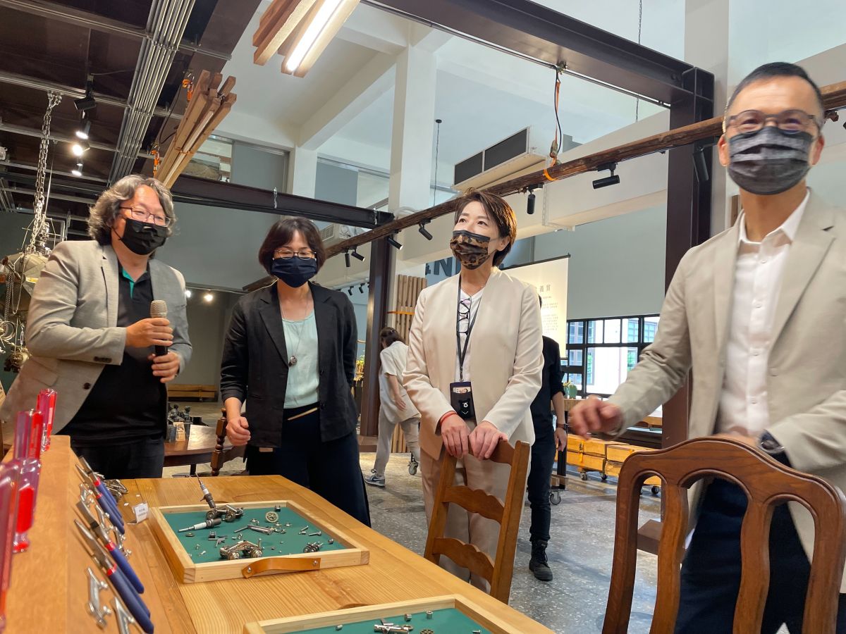 ▲台北市副市長黃珊珊視察南港瓶蓋工廠台北製造所。(圖／黃珊珊辦公室提供)