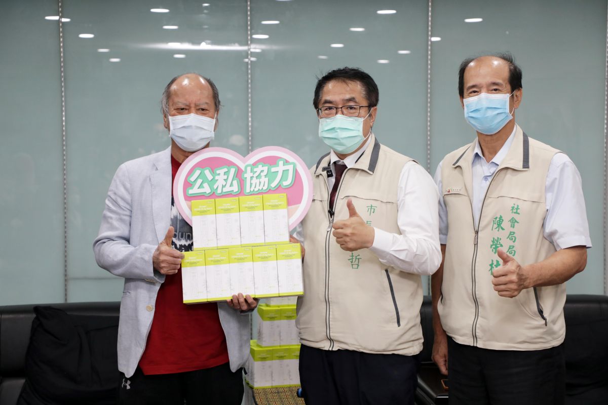 ▲意欣國際捐贈韓國進口唾液快篩劑予台南市府。左起意欣國際董事長陳和川、台南市長黃偉哲、社會局局長陳榮枝（圖／記者林怡孜攝，2022,06,17）