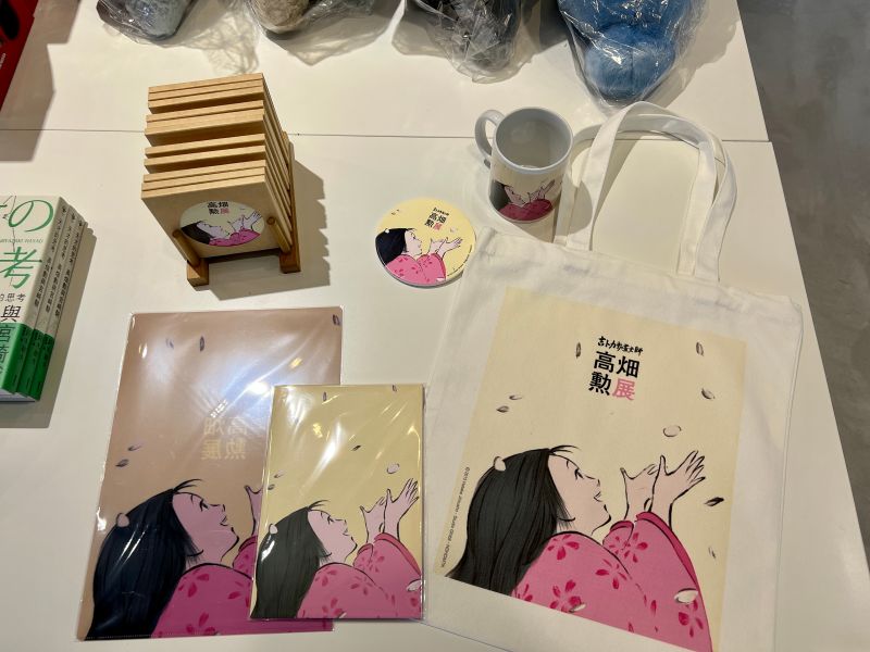 ▲吉卜力主題商店內有販售高畑勲展的專屬周邊。(圖/記者周淑萍攝)