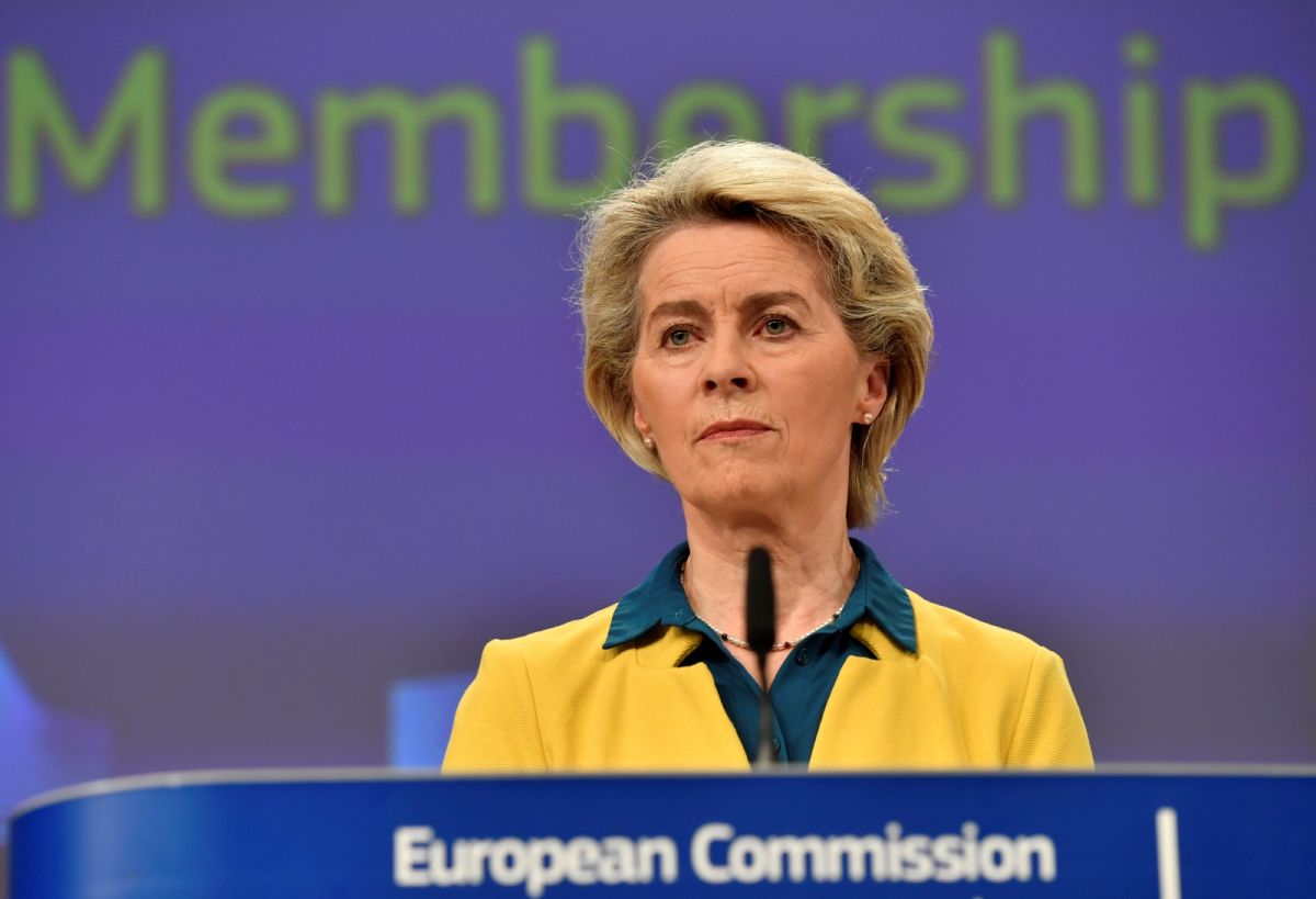 ▲歐洲聯盟執行委員會正式建議給予飽受戰火蹂躪的烏克蘭和鄰國摩爾多瓦「歐盟候選國」地位。執委會主席范德賴恩特別身穿烏克蘭國旗藍黃配色的襯衫與西裝外套。（圖／美聯社／達志影像）