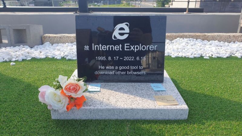 ▲微軟Internet Explorer（IE）瀏覽器問世27年後正式終止服務，有韓國工程師特別為IE建造墳墓。（圖／Ki-Young/Handout via 路透社）