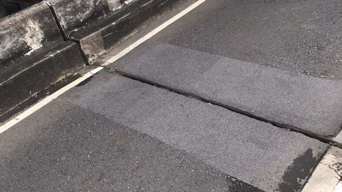 ▲有男網友表示，他手機噴飛掉在馬路上，但在現場繞了好幾圈都找不到，照片吸引上千人來挑戰。（圖／爆廢公社）