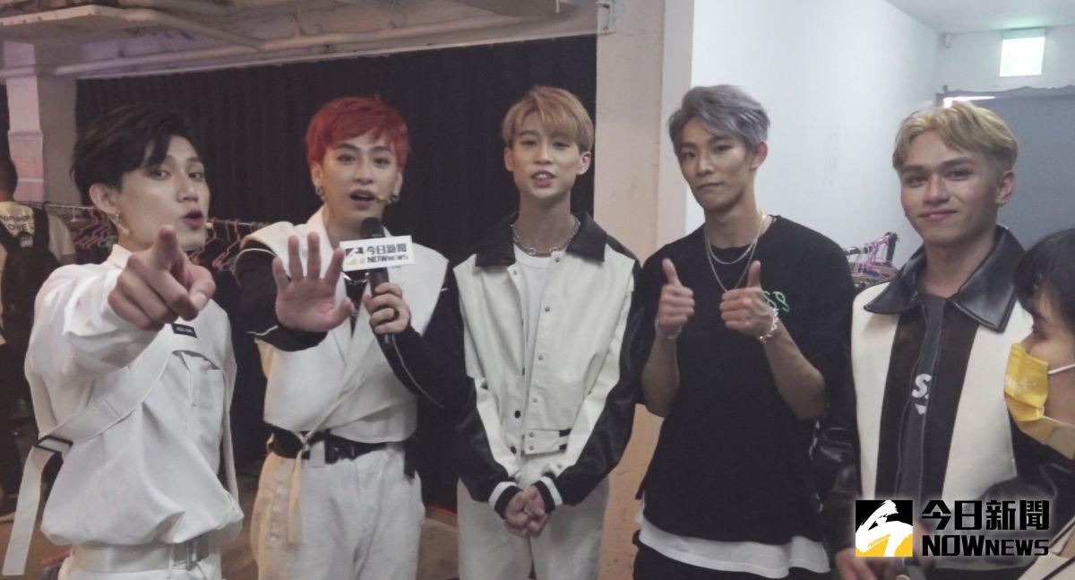 ▲《NOWnews今日新聞》後台直擊土星小鮮肉，唐立杰（左起）、曹家齊、劉新民、林煥鈞和陳水豐。（圖／記者陳明安攝）