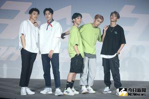 ▲原子演唱會即將開始,左起為黃文廷、林佳辰、小孩、蔡承佑和林煥鈞。(圖/記者葉政勳攝) ▲原子演唱會即將開始,左起為黃文廷、林佳辰、小孩、蔡承佑和林煥鈞。(圖/記者葉政勳攝)