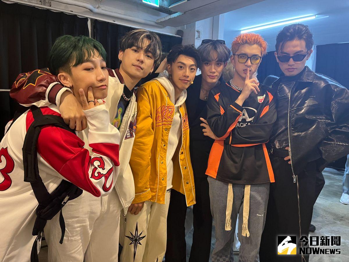 ▲《NOWnews今日新聞》獨家後台直擊原子少年，左起為小孩、周祖安、黃文廷、呂植宇、吳昱廷和高有翔。（圖／記者侯家瑜攝）