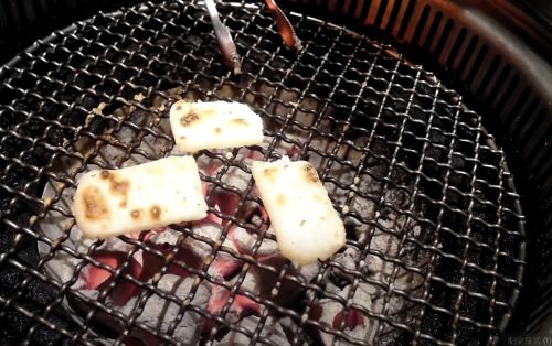 ▲不只是日式麻糬，迷你小糰子烤後沾煉乳、蜂蜜或黑糖漿大受小孩歡迎。（圖／NOWNEWS資料照）