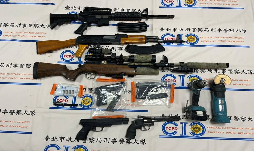 ▲台北市刑事警察大隊18日指出，33歲趙姓水電工透過網路買零件學改槍方法，把自己5門旅行車當改槍地點，警方循線逮人，查扣大批工具、改造手槍、具殺傷力空氣槍、半成品空氣槍、子彈、毒品等物。（警方提供）中央社記者劉建邦傳真 111年6月18日