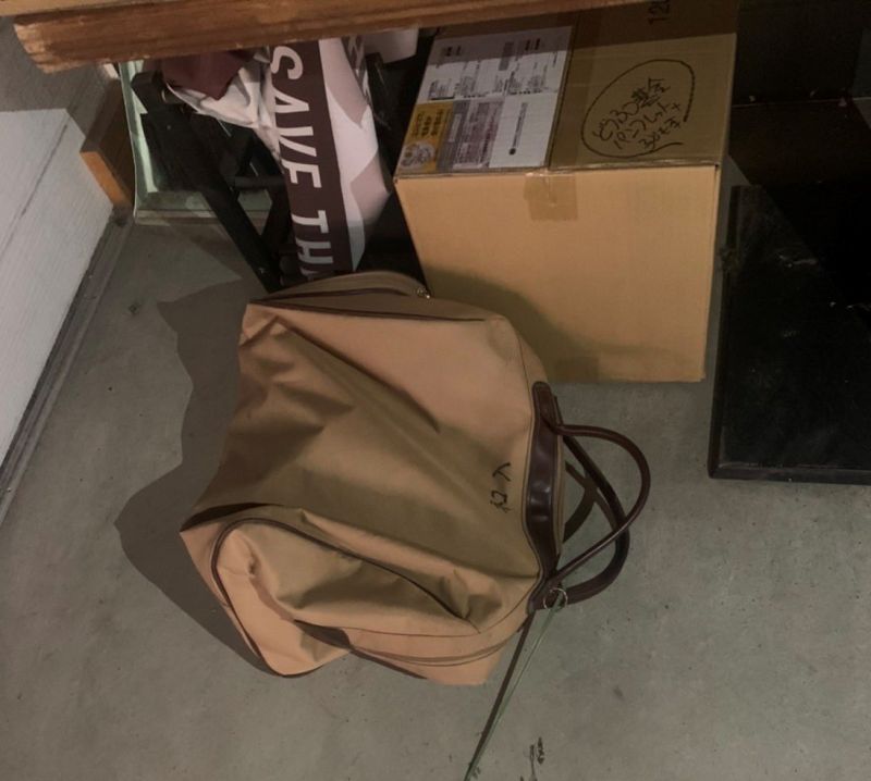 ▲日本貓咖Neco Republic昨晚在店外發現一個波士頓包。（圖／Twitter：necorepublic）
