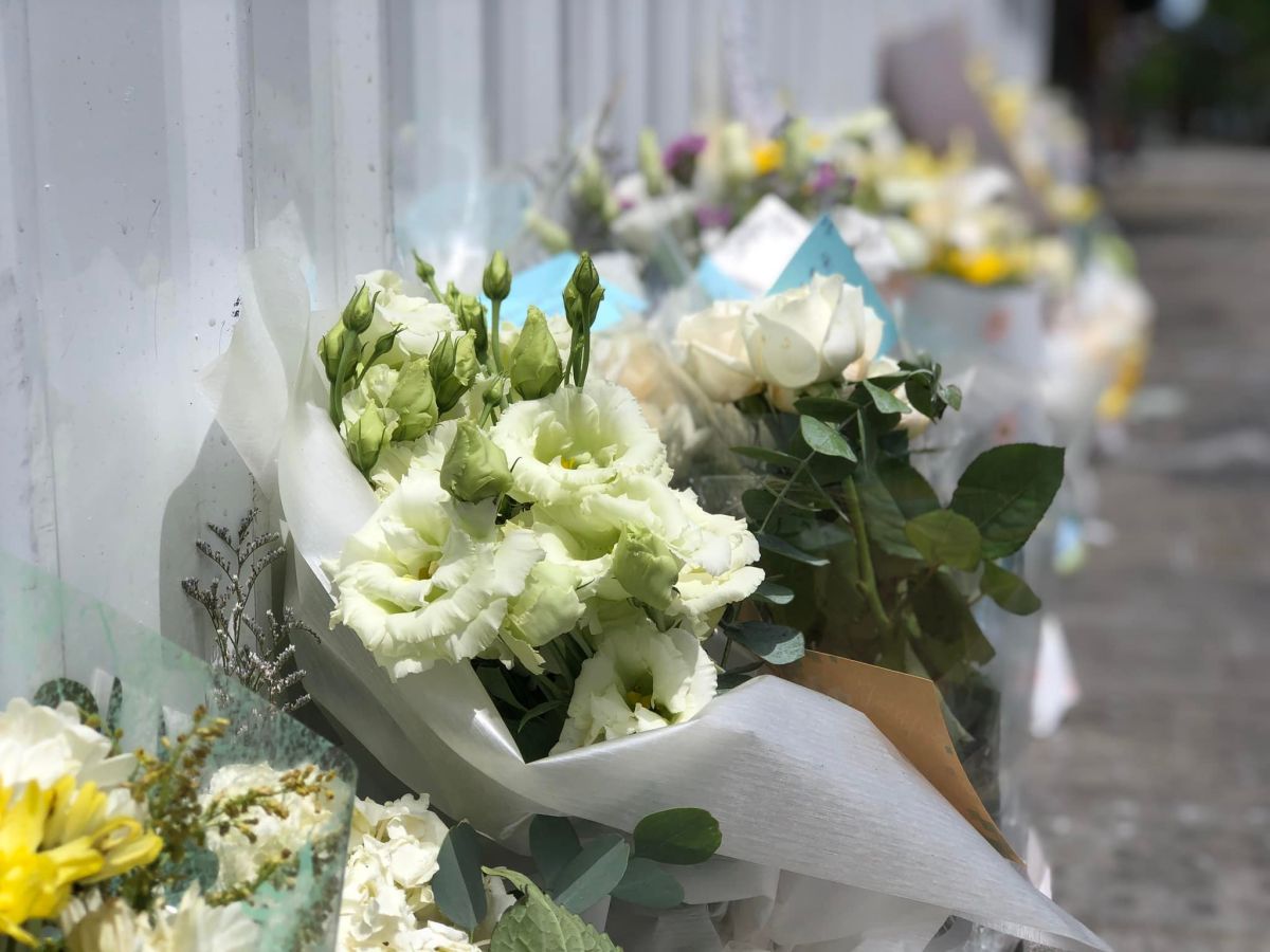 ▲新竹輪胎行大火釀8死，民眾到場獻花致意，盼逝者安息。（圖／翻攝自新竹市消防局中山分隊臉書）