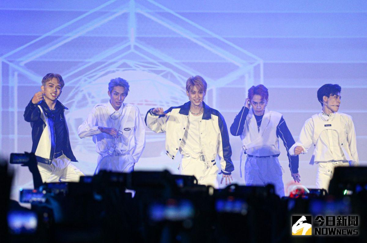 ▲原子演唱會開唱，土星打頭陣燃炸舞台。（圖／記者葉政勳攝）