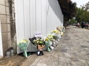 ▲新竹輪胎行大火釀8死,民眾自主到場獻花致意,盼逝者安息。(圖/翻攝自新竹市消防局中山分隊臉書) ▲新竹輪胎行大火釀8死,民眾自主到場獻花致意,盼逝者安息。(圖/翻攝自新竹市消防局中山分隊臉書)