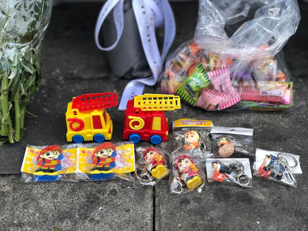 ▲新竹輪胎行大火釀8死，新竹市消防局中山分隊，18日帶著消防吊飾回到現場致意，希望幾個小朋友帶著消防哥哥們的祝福，一起到更善良的地方去。（圖／翻攝自新竹市消防局中山分隊臉書）