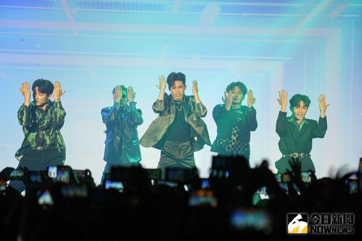 ▲原子演唱會開唱，海王星演唱《反差的我》。（圖／記者葉政勳攝）