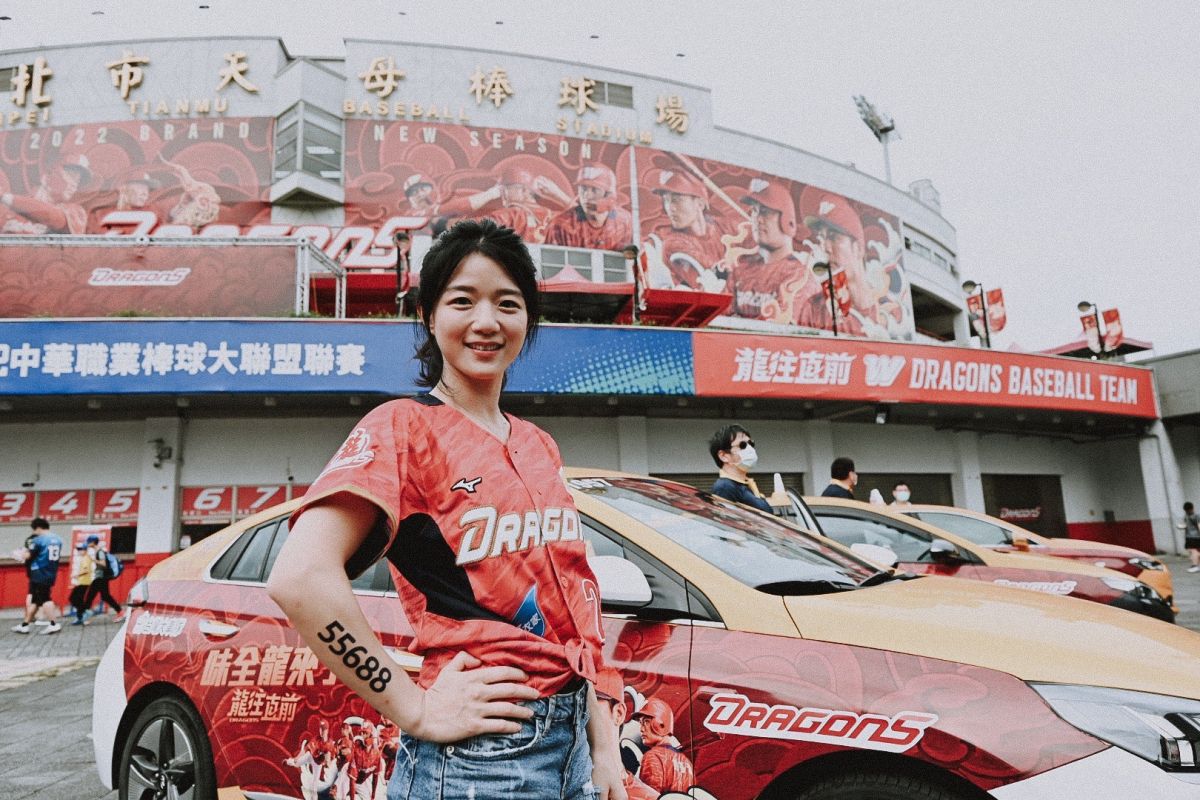 ▲台灣大車隊執行長(CEO)林念臻擔任開球貴賓。（味全龍提供）