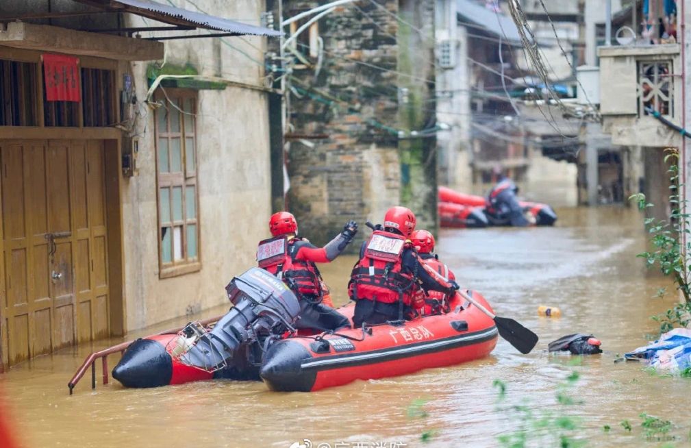 ▲中國廣西近日因持續性強降雨影響發生嚴重洪災，一共14個市、110個縣接近235萬人受災，其中柳州市融水縣至少4人死亡1人失聯。（圖／翻攝自廣西消防微博）