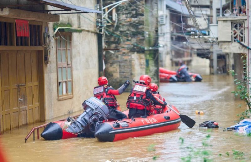 ▲中國南方近日發生嚴重洪災，當地居民被迫撤離，嚴重影響生計。（圖／翻攝自廣西消防微博）