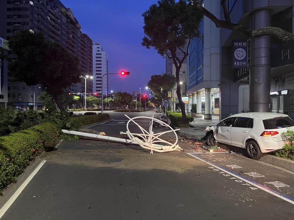 ▲王男因不勝酒力，失控衝上安全島，並撞斷路燈。（圖／翻攝畫面）