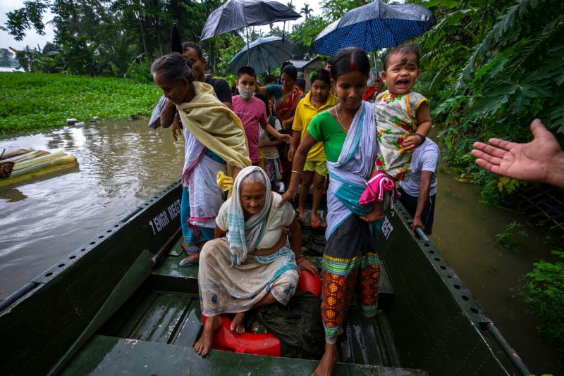 ▲季風風暴襲擊孟加拉和印度，官員表示已造成兩國至少59人死亡，同時引發災難性洪患，導致數百萬人受困。（圖／美聯社）