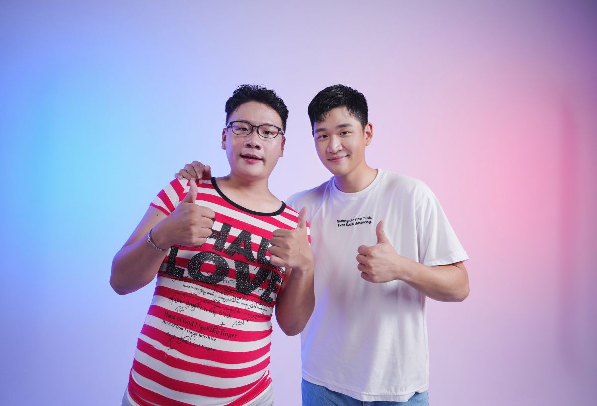 ▲網紅阿翰（左）以「阮月嬌」的方式，要求周興哲餵食小黃瓜。（圖／星空飛騰提供）