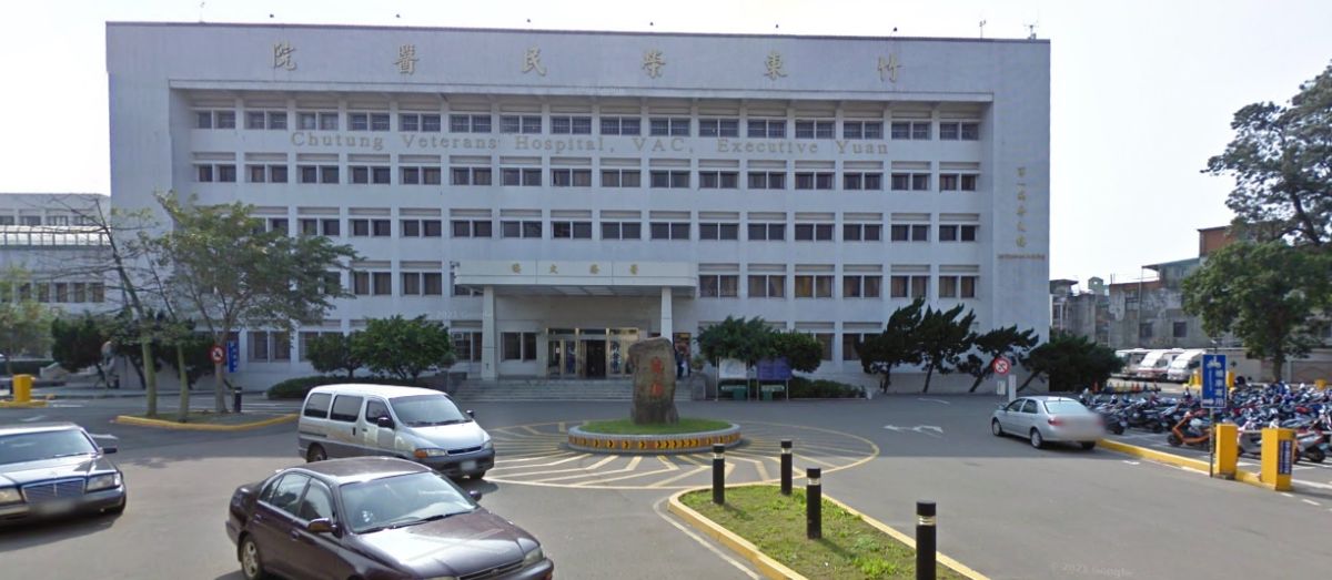 ▲2名惡煞發現林男沒呼吸後，立刻將他丟包在竹東榮民醫院急診室門口。（示意圖／翻攝google地圖）