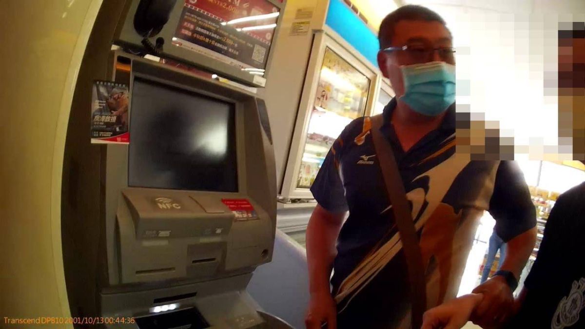 ▲高市警局為防止民眾遭詐，運用金融機構巡簽勤務與第一線行員聯繫與轄區每一家金融機構建立專責窗口，今年在警、銀雙方合作下阻詐逾億元。（圖／高市刑大提供）