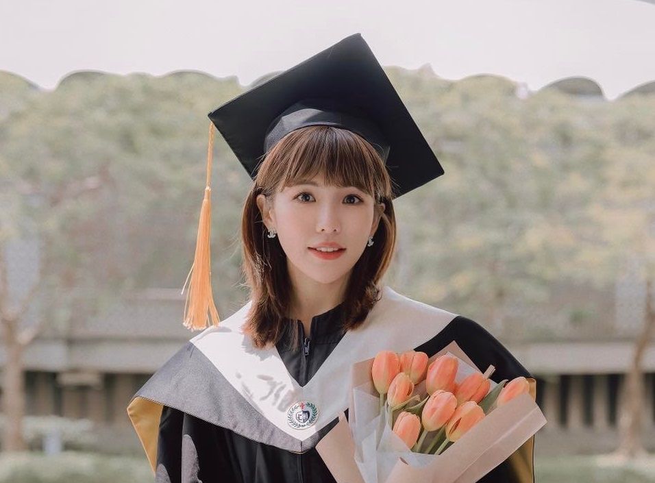▲壯壯碩士畢業，清純模樣被封最美畢業生。（圖／壯壯FB）