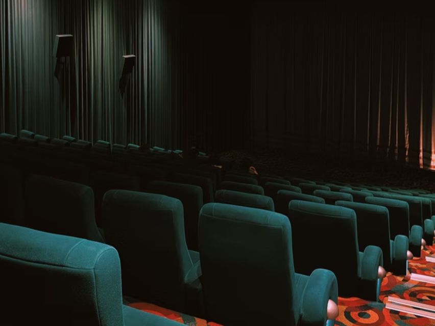 ▲許多民眾都喜歡在休假時到電影院觀影，舒緩日常積蓄的壓力。（示意圖／取自unsplash）