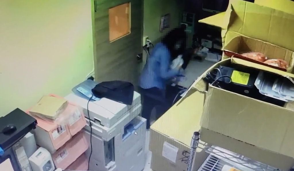 ▲花蓮縣農業處1女公務員，16日到某咖啡店借廁所，店家因廁所損壞不外借，她竟闖進辦公室小便，過程被監視器錄下。（圖／中央社）