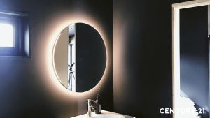 ▲利用層次感照明來放大浴室空間。（圖／21世紀不動產提供）