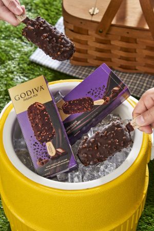 ▲巧克力控絕對不能錯過的GODIVA熟可可粒杏仁黑巧克力流心雪糕。（圖／GODIVA提供）