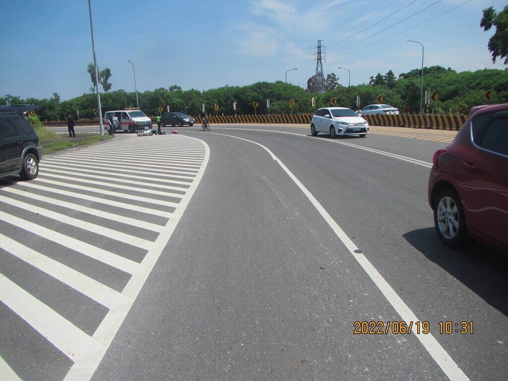 ▲高雄茄萣情人碼頭附近19日發生死亡車禍。宋姓大貨車駕駛疑因視線死角與內輪差，右轉時撞擊同向謝姓機車騎士，造成52歲謝女當場死亡。（圖／中央社）