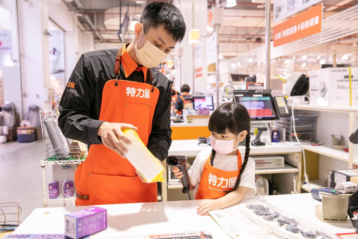 ▲特力屋今年夏令營推出的四種小小職人課程，包括小小店長、小小木匠、小小油漆匠及小小冒險家，適合4-12歲兒童參加。（圖／特力屋提供）