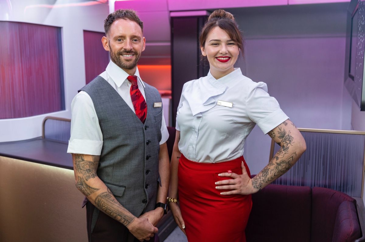 ▲隨著航空業缺工問題成為燙手山芋，英國維珍航空宣布鬆綁服儀規定，盼達成多元包容的勞動環境同時也能招睞新一批人才加入。（圖／翻攝自維珍航空推特）