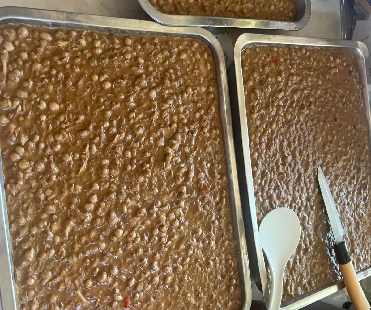 ▲有民眾分享自己正在處理「破布子」，但也苦笑「說到要吃時一堆人，說到要做跑到沒半人」。（圖／翻攝《爆廢公社二館》）