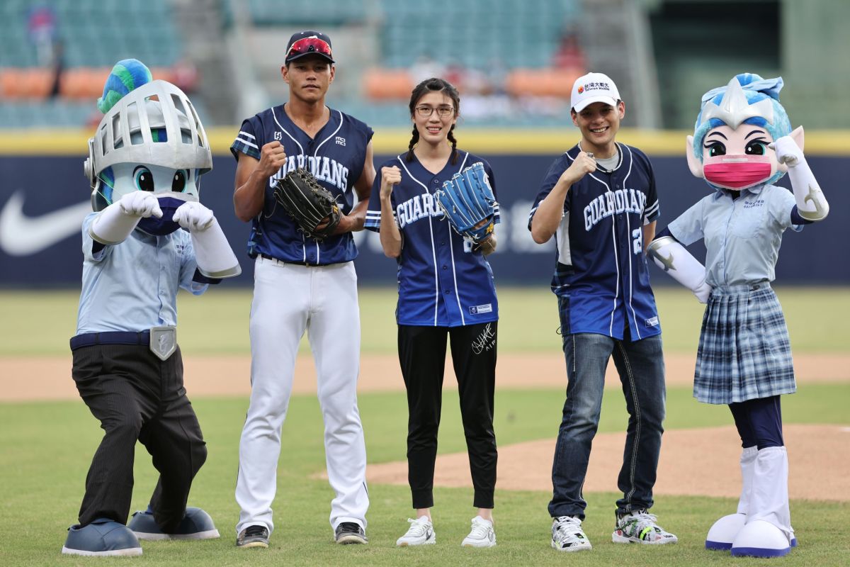 ▲黃筱雯為富邦開球(富邦提供）