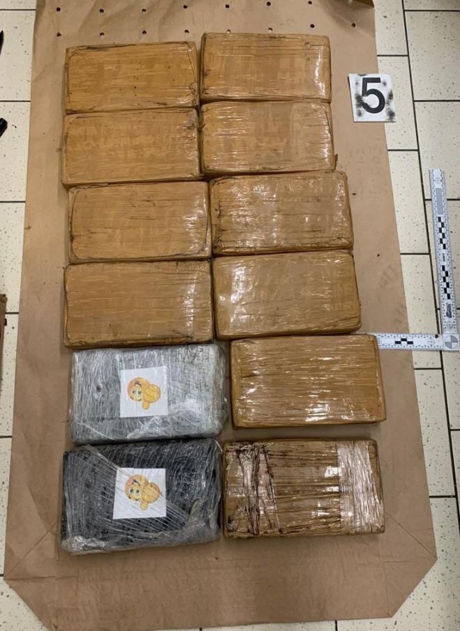 ▲捷克警方在推特上公開當天查獲的古柯鹼。(圖/捷克警方推特)
