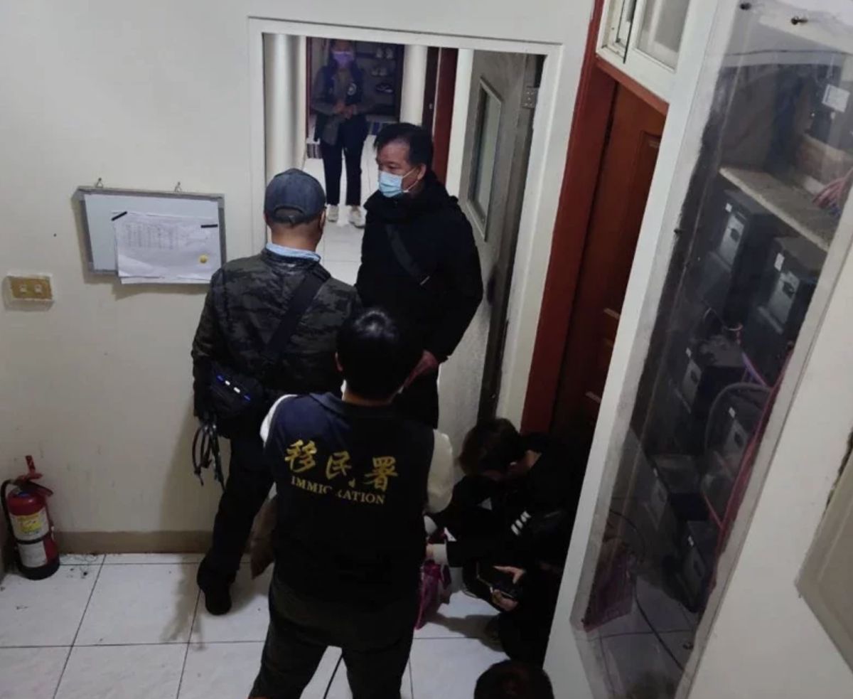 ▲專案小組破門救出被害者，犯嫌均遭控制（右二蹲下者）。（圖／移民署提供）