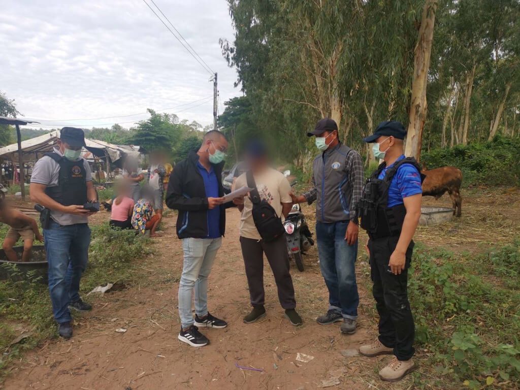 ▲在台灣犯下雙屍命案的王姓嫌犯逃回泰國後向警方投案，警方追查發現包括王嫌在內共有3人涉案。泰國警方今天早上在東北膠拉信府逮捕第2名嫌犯，第3名嫌犯仍在逃。（圖／中央社）