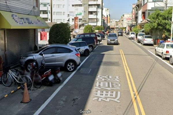 ▲原來是有車主將汽車「斜停」在進德路路邊，按照規範，即使在白線內，停車方式不依規定依法仍可開罰600元至1200元。（圖／翻攝自Google地圖）