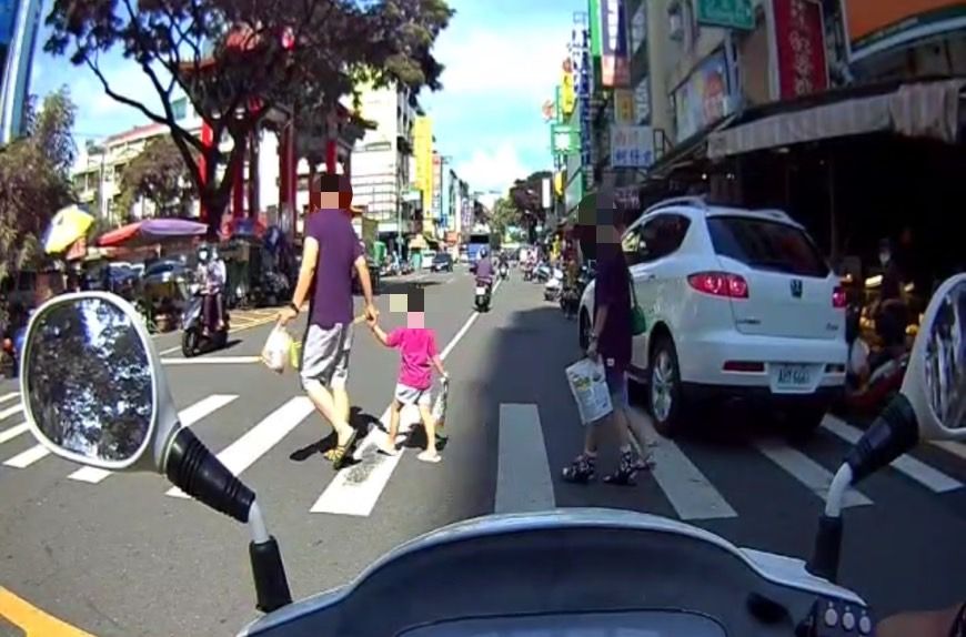 ▲行人穿越道年奪23命！國民黨立委游毓蘭認為應制定相關專法，建立全國標準。（示意圖／苓雅分局提供）