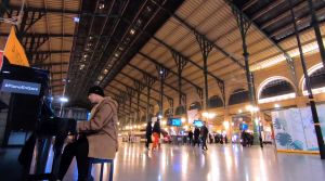 ▲周杰倫直接挑戰到巴黎的火車站創作。（圖／翻攝自周杰倫 Jay Chou YouTube）
