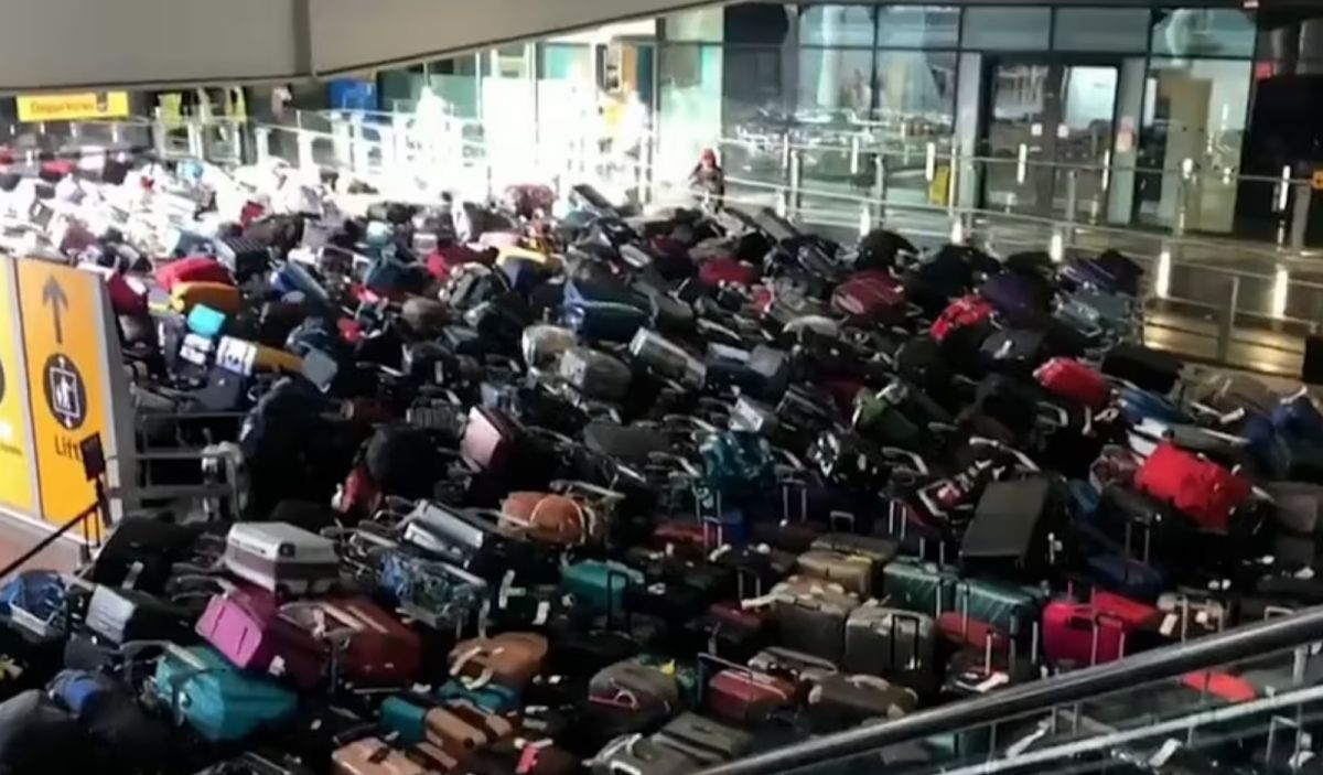 ▲由於受到疫情衝擊的服務產能尚未恢復，英國多地機場迎來混亂的夏季旅遊潮。（圖／翻攝自每日郵報）