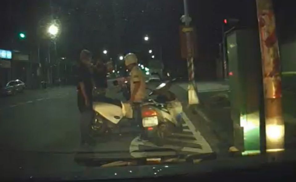 ▲高雄市警局三線一星駐區督察郭富忠日前在督勤結束後巧遇車禍，不僅下車協助處理還將行車紀錄器提供轄區員警追查肇逃騎士。（圖／鼓山警分局提供）