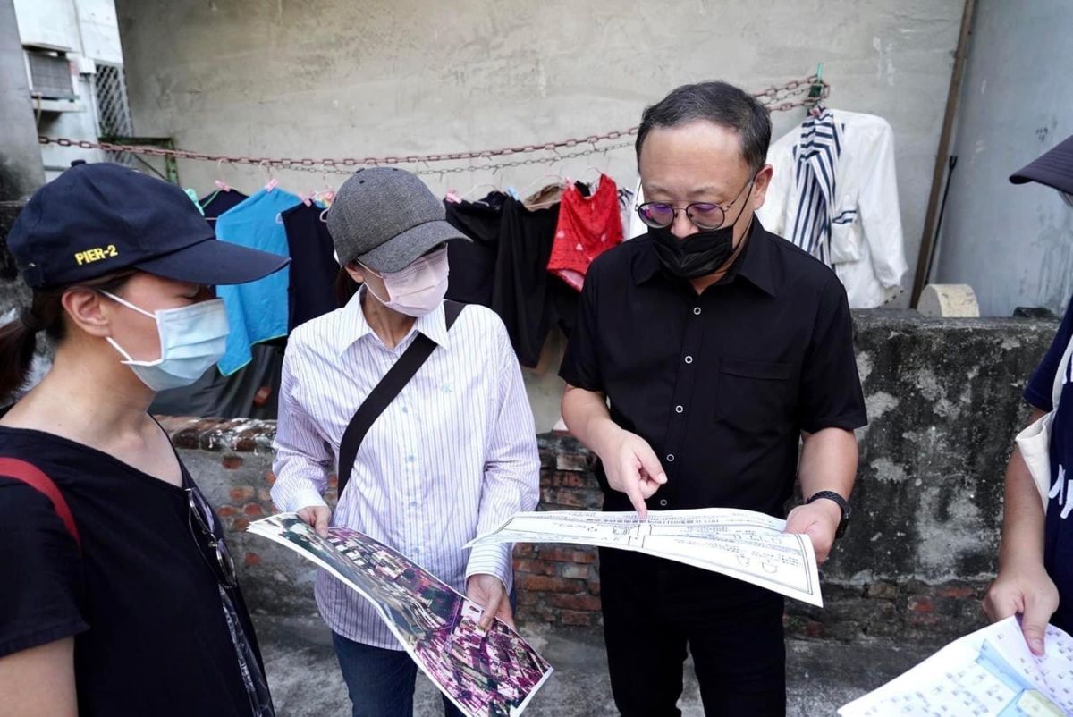 ▲2022臺灣文博會與台灣設計大展即將在高雄登場，高雄市副市長史哲日前特別到哈瑪星關心「打狗外國人墓園」及某處經過修復的「神秘場域」。（圖／截自史哲臉書）