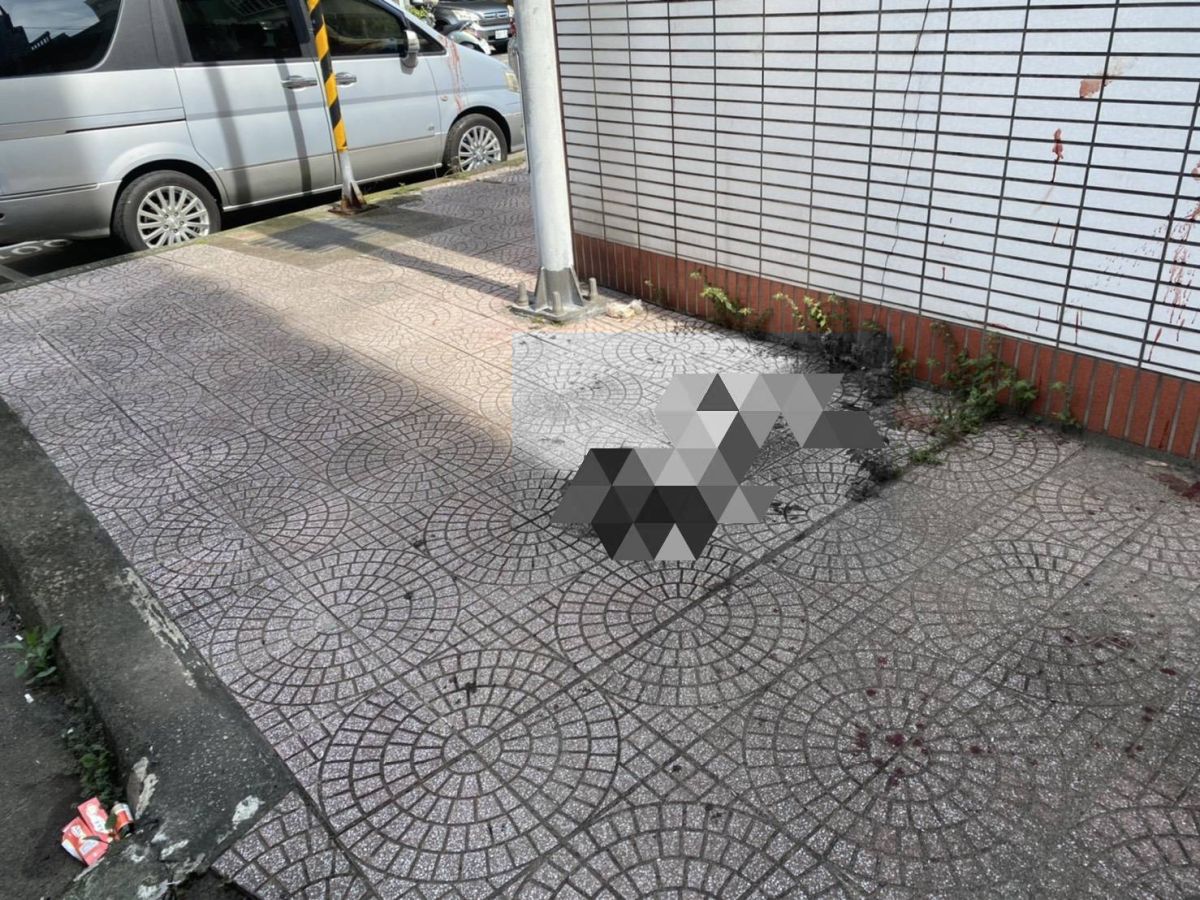 ▲人行道上留有大片血跡，嚇壞路人還以為發生鬥毆殺人事件。（圖／記者李春台翻攝）