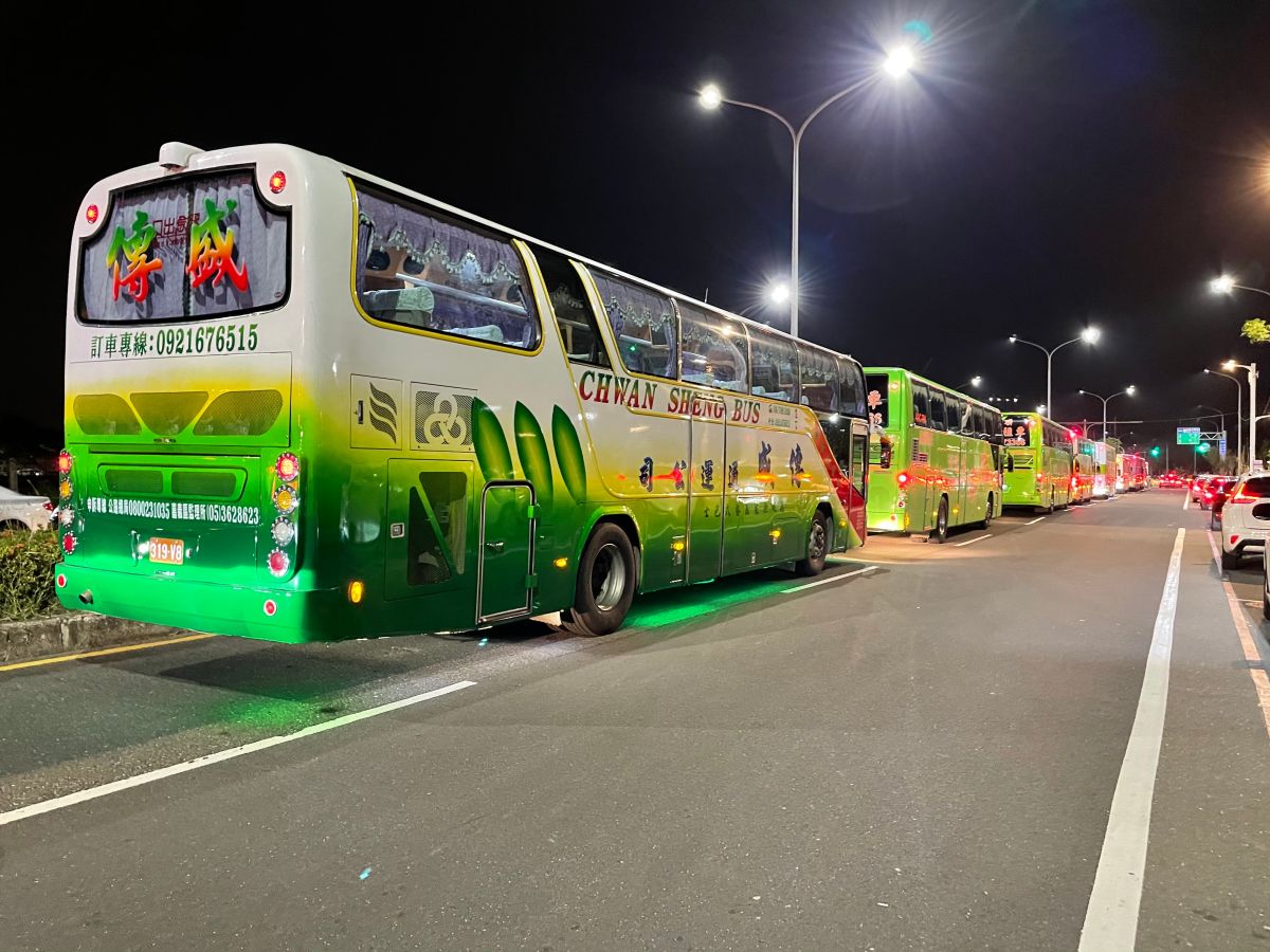 ▲東南水泥事故發生期間，台南市府調度轄內遊覽車及客運公司90部專車協助雙鐵進行旅客接駁。（圖／台南市政府提供）