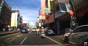 ▲穿著清涼的正妹騎士,讓車主忍不住讚嘆「窩嗚!」結果被正宮吐一句,笑翻大家。(圖/WoWtchout - 地圖型行車影像分享平台YT) ▲穿著清涼的正妹騎士,讓車主忍不住讚嘆「窩嗚!」結果被正宮吐一句,笑翻大家。(圖/WoWtchout - 地圖型行車影像分享平台YT)
