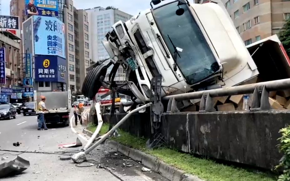 ▲新北市新店區中興路二段今（20）日中午發生大貨車自撞意外，駕駛24歲江姓男子不明原因，竟然朝向水泥橋墩直接直開上去。（圖／翻攝畫面）