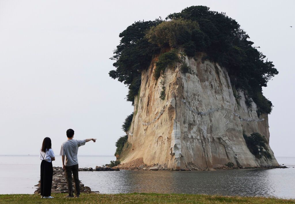 ▲石川縣株洲市觀光地「見附島」因地震而土石崩落。（圖／美聯社／達志影像）