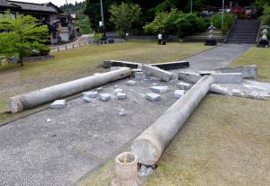▲春日神社的石鳥居因地震倒塌。（圖／美聯社／達志影像）